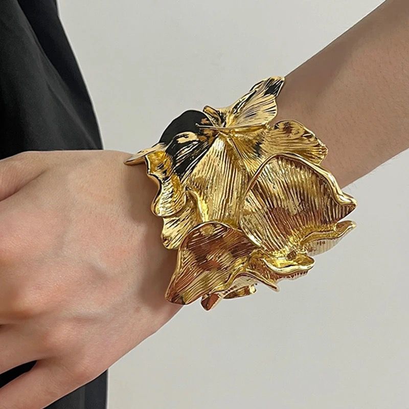 Structured bracelet